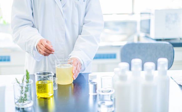 研究員が育毛剤の原料を調合する様子