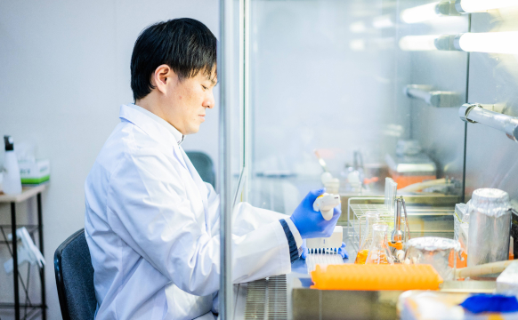 研究員が育毛剤の品質管理を行う様子