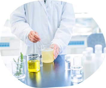 研究員が育毛剤の原料を調合する様子